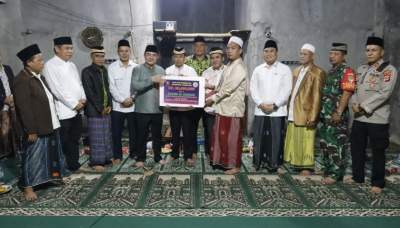 Sekda Serahkan Bantuan Pembangunan Masjid Al-Barkah Cisoka