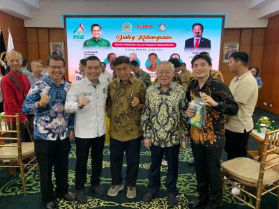 Dialog Kebangsaan, Sudirman Indra Serahkan Buku Panduan Bank Air dan Tol Air kepada Wamen UMKM