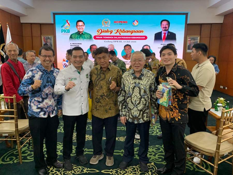 Dialog Kebangsaan, Sudirman Indra Serahkan Buku Panduan Bank Air dan Tol Air kepada Wamen UMKM