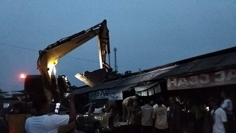 Diduga Tak Berizin PBG dan Gunakan Listrik Ilegal, Pembongkaran Bangunan Eks TPPS Cisoka Tertunda Akibat Perlawanan Ahli Waris