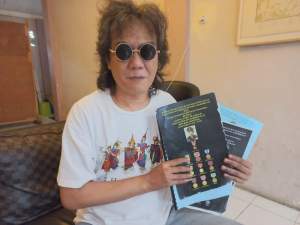 Foto Istimewa : Pewaris TB A Basuni, Tubagus Hendra Bayu Rotta memperlihatkan bukti kepemilikan lahannya yang diserobot banyak pihak