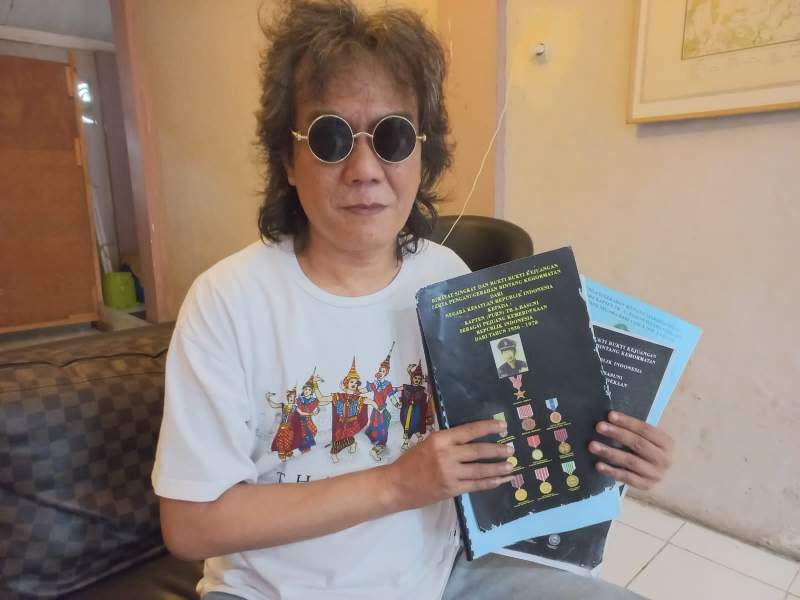 Foto Istimewa : Pewaris TB A Basuni, Tubagus Hendra Bayu Rotta memperlihatkan bukti kepemilikan lahannya yang diserobot banyak pihak