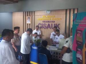 Pastikan Pelayanan Cepat dan Gratis, Bupati Tangerang Pantau Langsung Layanan Pembuatan KTP di Kantor Kecamatan Cisauk