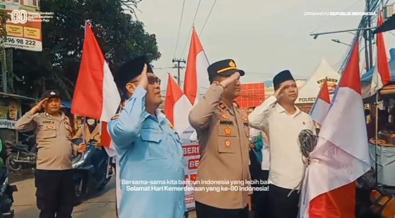 Bentuk Penghormatan, KUA Cisoka Berikan Seribu Bendera