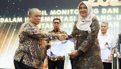 KIP Banten Anugerahkan Bupati Tangerang Maesyal Rasyid Sebagai Pendorong Keterbukaan Informasi Publik